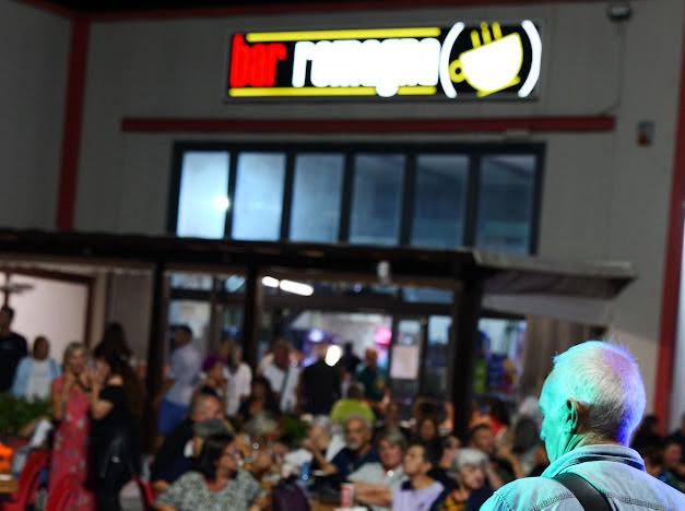 Chitarrista della Ligaband in concerto al Bar Romagna, serata rock romagnolo