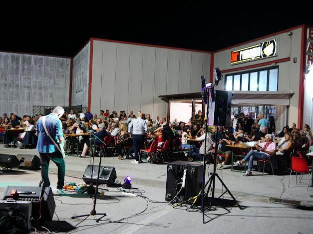 Il pubblico del Bar Romagna alla serata tributo a Ligabue con la Ligaband